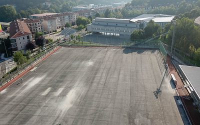 Los trabajos de desmontaje del césped artificial del campo de fútbol de Altamira se iniciaron la última semana de julio