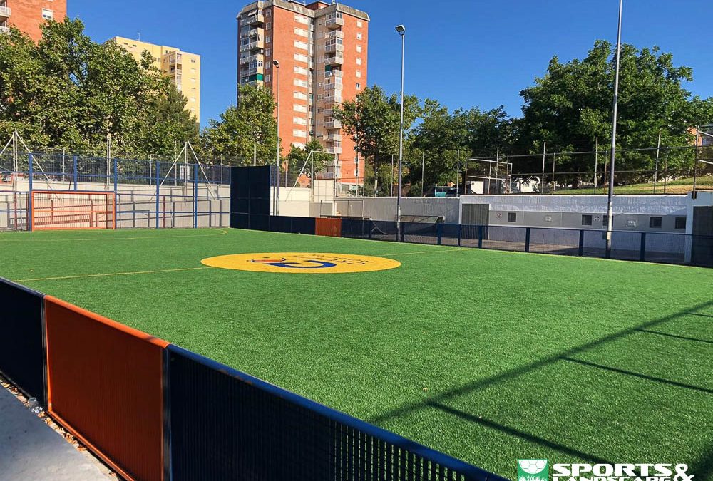 Renovation works of the artificial turf of Cruyff track in Terrassa