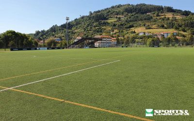 Firma del contrato de sustitución del césped artificial en el campo de fútbol Urbieta I de Gernika-Lumo
