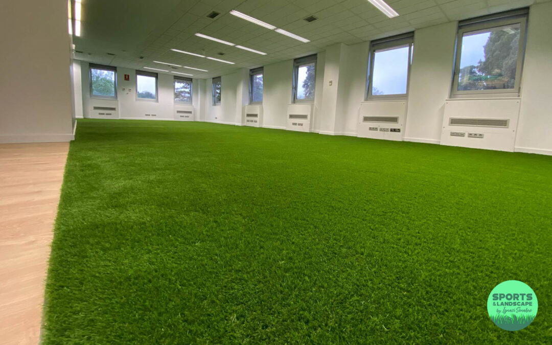 El césped artificial decorativo SYNLawn revoluciona los espacios interiores
